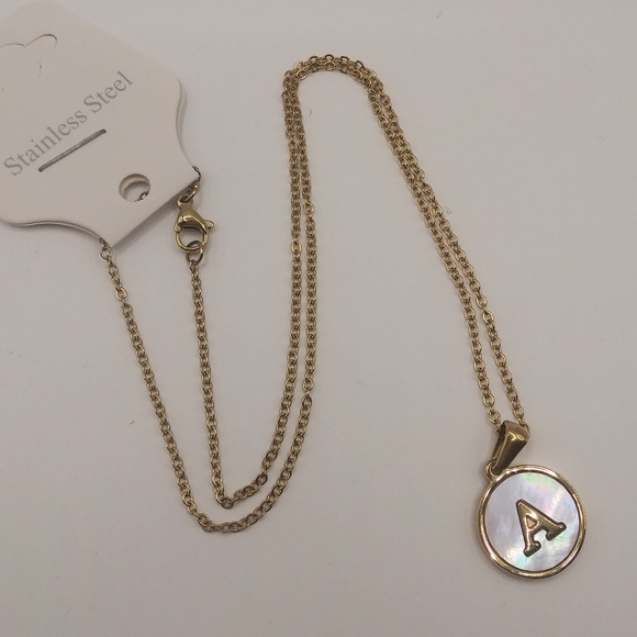 New gold plated stainless steel shell initial necklace - Picture 3 of 16